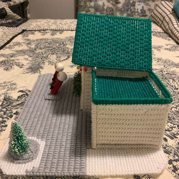 Christmas Village Garage with Music Box - Picture 3 of 11